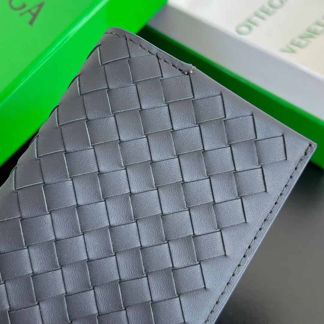 BV's new 796964 woven Piccolo Elap flap calf pickup bag. The classic small woven returns. Compared with the previous style, the woven leather strip is more delicate and has a stronger weaving feel. It inherits the sturdiness and durability of BV. The flip closure has a plug-in structural design. Daily change and cards can be put in. The appearance is durable and can be packed. It is recommended to buy exquisite goods P480 size: 10.2*8.2*0.5cm